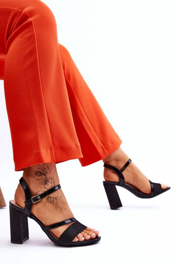 su blizgesiu basutės su kulniukais juodos spalvos Alicia