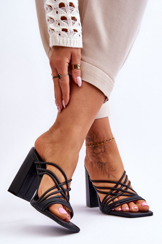 Šlepetės su kulniukais su dirželiais juodos spalvos Beckie