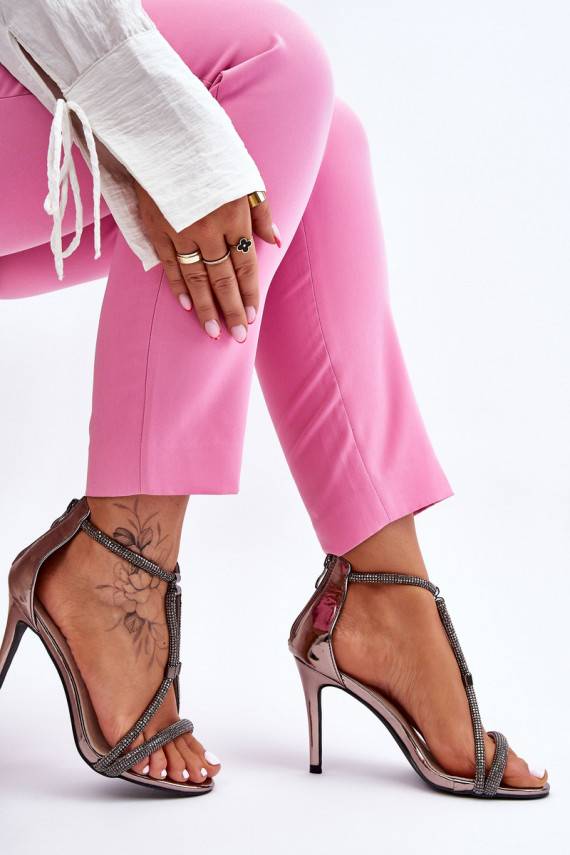 Elegantiško stiliaus sandalai su plonais kulniukais su kniedėmis sidabro spalvos Jenesis