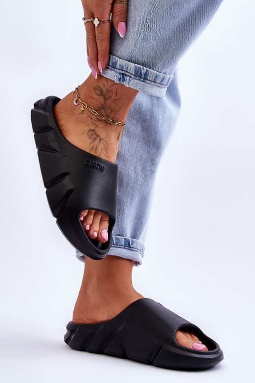 Lengvos šlepetės Šlepetės Big Star LL274594 juodos spalvos    Lengvos šlepetės Šlepetės Big Star LL274594 juodos spalvos