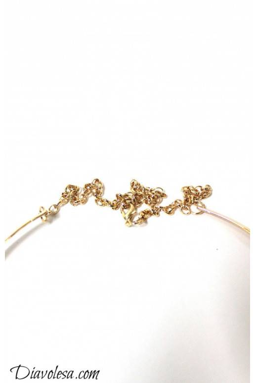 Aukso spalvos kaklo papuošalas