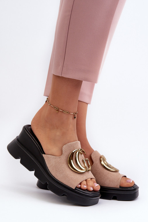 Moteriškos šlepetės Z iš eko zomšosu  ir platforma su aukso spalvos detalėmis smėlio spalvos Iaria