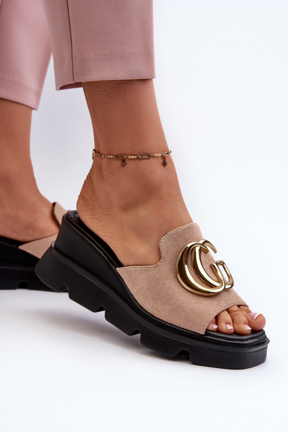 Moteriškos šlepetės Z iš eko zomšosu  ir platforma su aukso spalvos detalėmis smėlio spalvos Iaria