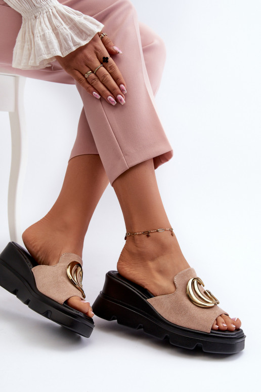 Moteriškos šlepetės Z iš eko zomšosu  ir platforma su aukso spalvos detalėmis smėlio spalvos Iaria