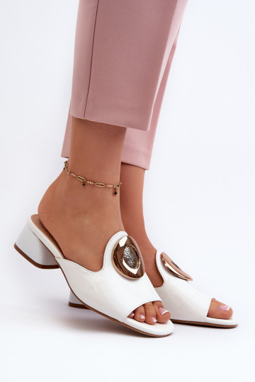 Elegantiško stiliaus su lako efektu Moteriškos šlepetės žemu kulniuku su aukso spalvos detalėmis baltos spalvos Uzimila 2