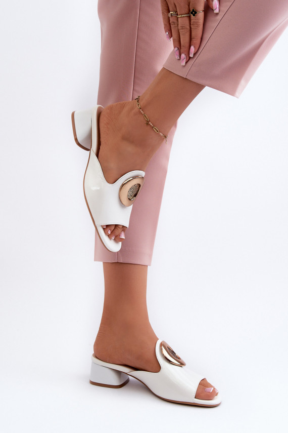 Elegantiško stiliaus su lako efektu Moteriškos šlepetės žemu kulniuku su aukso spalvos detalėmis baltos spalvos Uzimila