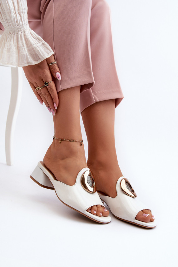 Elegantiško stiliaus su lako efektu Moteriškos šlepetės žemu kulniuku su aukso spalvos detalėmis baltos spalvos Uzimila