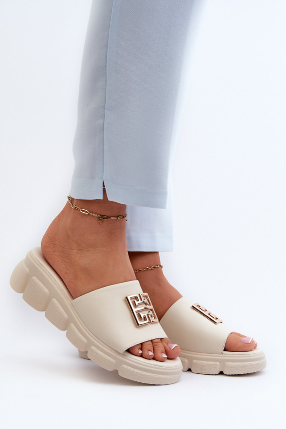 Odinės šlepetės   su aukso spalvos detalėmis  Vinceza 41444 smėlio spalvos