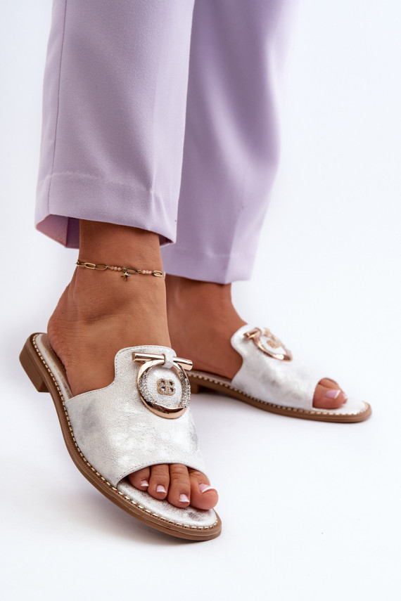 Elegantiško stiliaus su blizgesiu Moteriškos šlepetės su ornamentais S.Barski KV27-032 sidabro spalvos