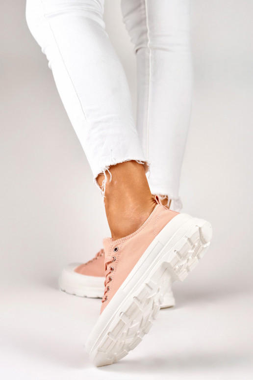 Rožiniai sportbačiai ant žemos...