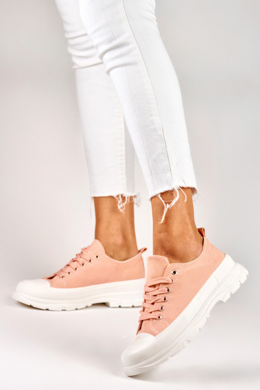 Rožiniai sportbačiai ant žemos...