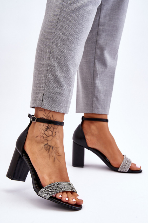 Elegantiško stiliaus basutės su tviskančiomis akutėmis su kulniukais juodos spalvos Laurene