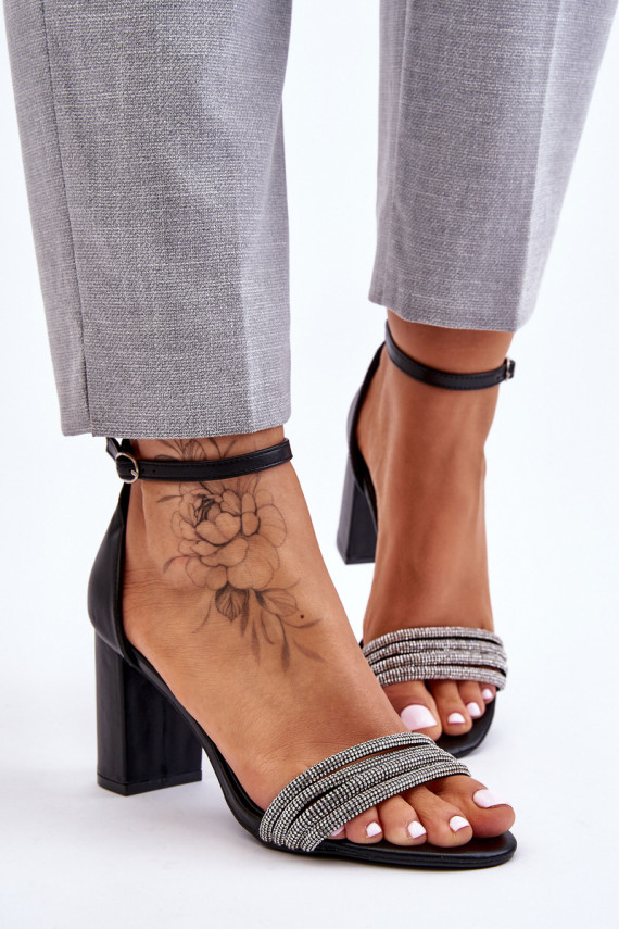 Elegantiško stiliaus basutės su tviskančiomis akutėmis su kulniukais juodos spalvos Laurene