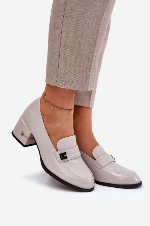 Pilkos spalvos moteriški batai su kulniukais ir lako efektu