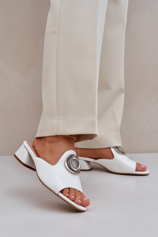 Elegantiško stiliaus Moteriškos šlepetės žemu kulniuku su ornamentais baltos spalvos Feledis