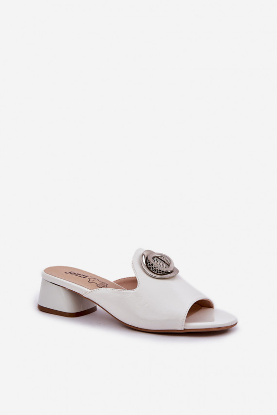 Elegantiško stiliaus Moteriškos šlepetės žemu kulniuku su ornamentais baltos spalvos Feledis