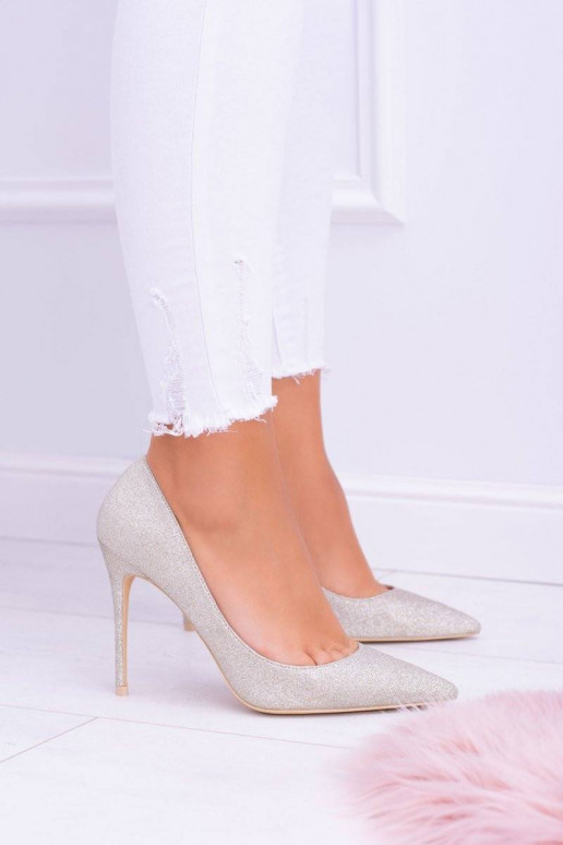 Blizgantys aukštakulniai bateliai...