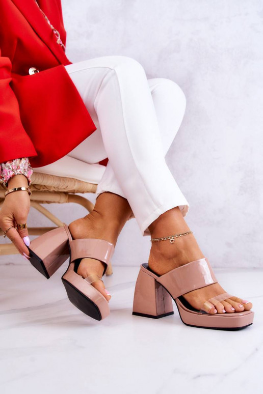 Lakutos basutės su kulniukais smėlio...