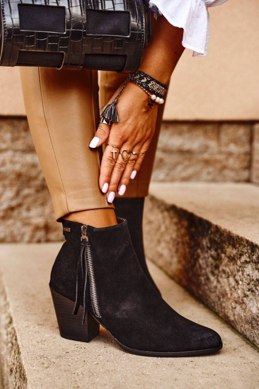 Juodi Aulinukai su aukštais kulnais...