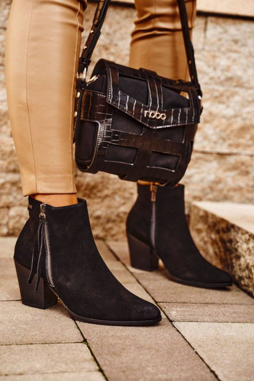 Juodi Aulinukai su aukštais kulnais...