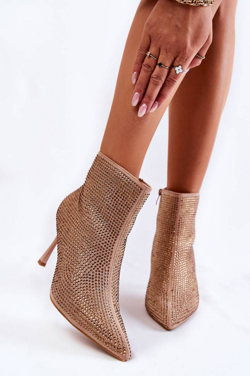 Plonais kulniukais su kniedėmis...