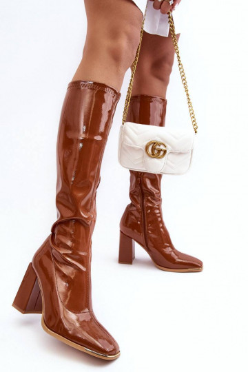 Lakuoti lgaauliai batai ant...