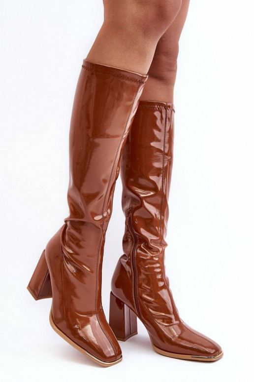 Lakuoti lgaauliai batai ant kulno...