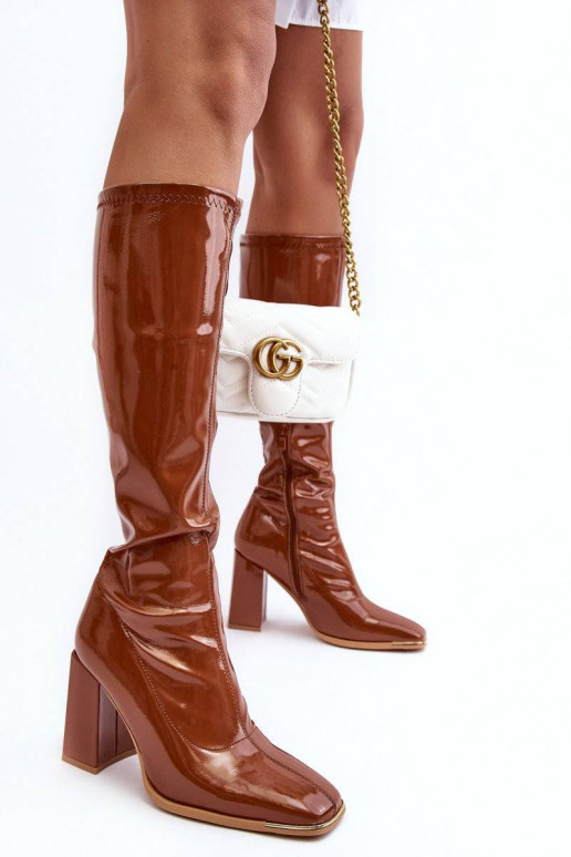 Lakuoti lgaauliai batai ant kulno...