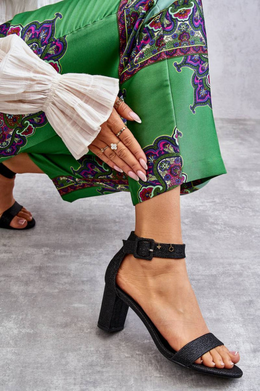 Juodos spalvos blizgantys...