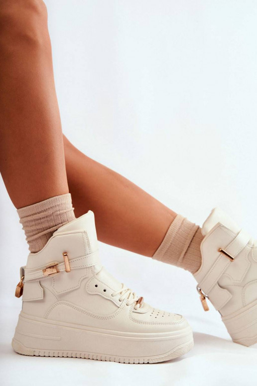 Pašiltinti sportiniai bateliai smėlio...