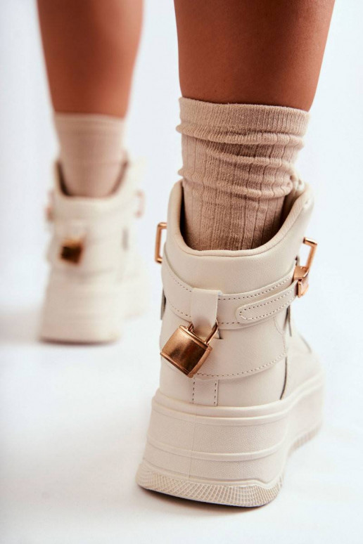 Pašiltinti sportiniai bateliai smėlio...