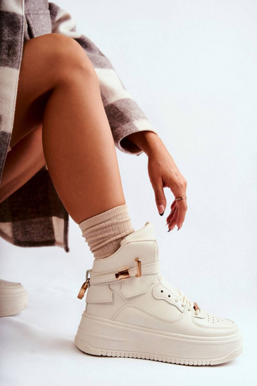 Pašiltinti sportiniai bateliai smėlio...