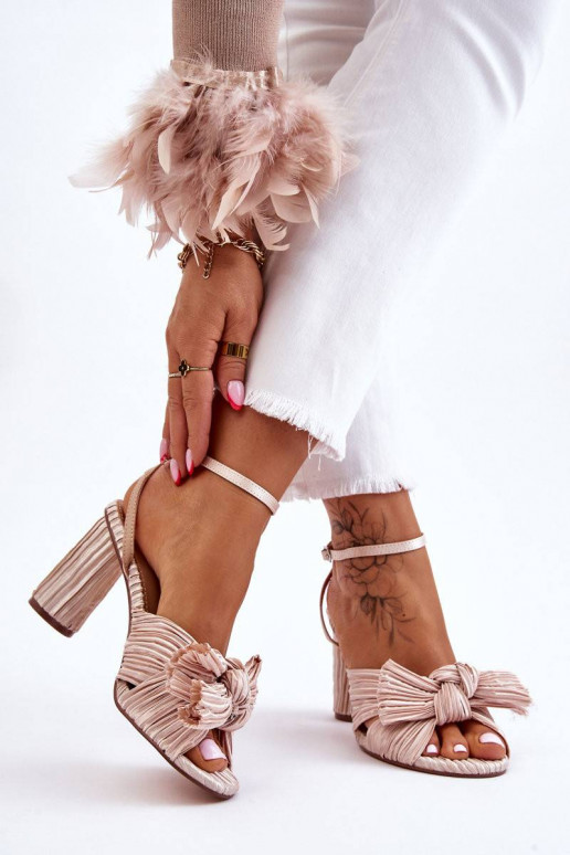 Aukštakulniai bateliai su kaspinais...