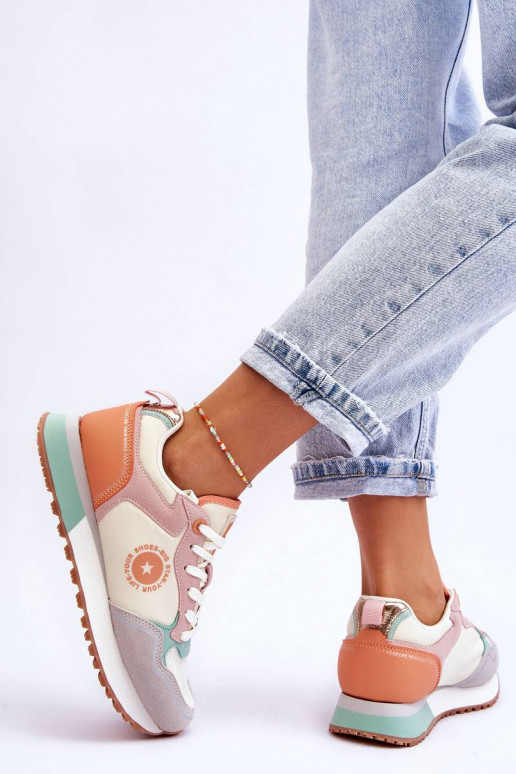 Įvairių spalvų Sneakers modelio batai...