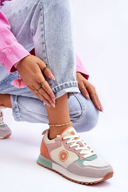 Įvairių spalvų Sneakers modelio batai...