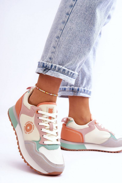 Įvairių spalvų Sneakers modelio batai...