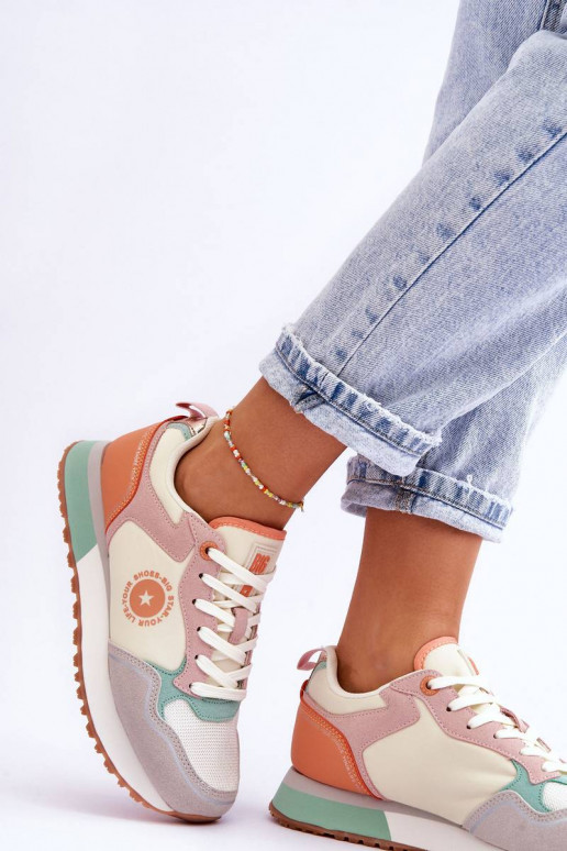 Įvairių spalvų Sneakers modelio batai...