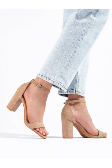 Zomšos sandalai ant kulno...