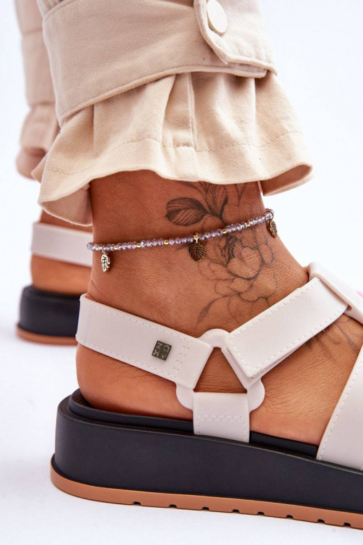 Basutės su lipniais užsegimais...