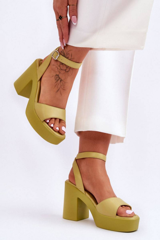 Madingos basutės su plačiu kulnu Karmine