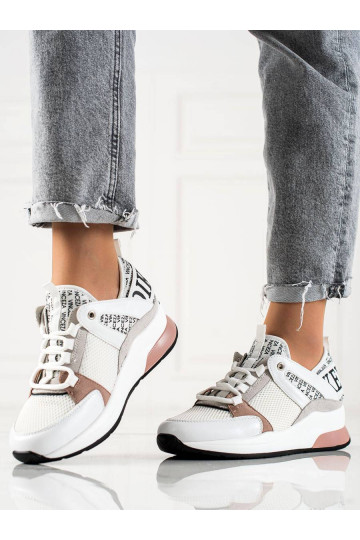 Baltos spalvos laisvalaikio...