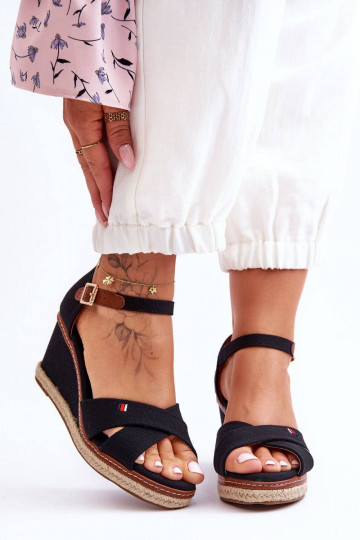 Juodos spalvos basutės...