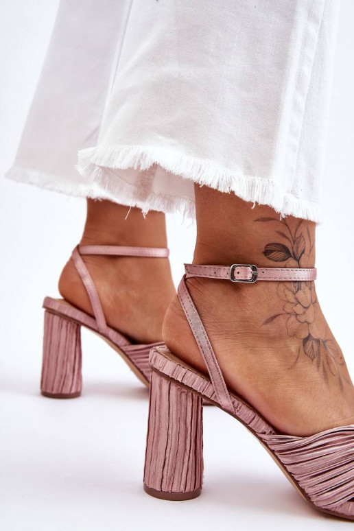 Smėlio spalvos aukštakulniai bateliai...