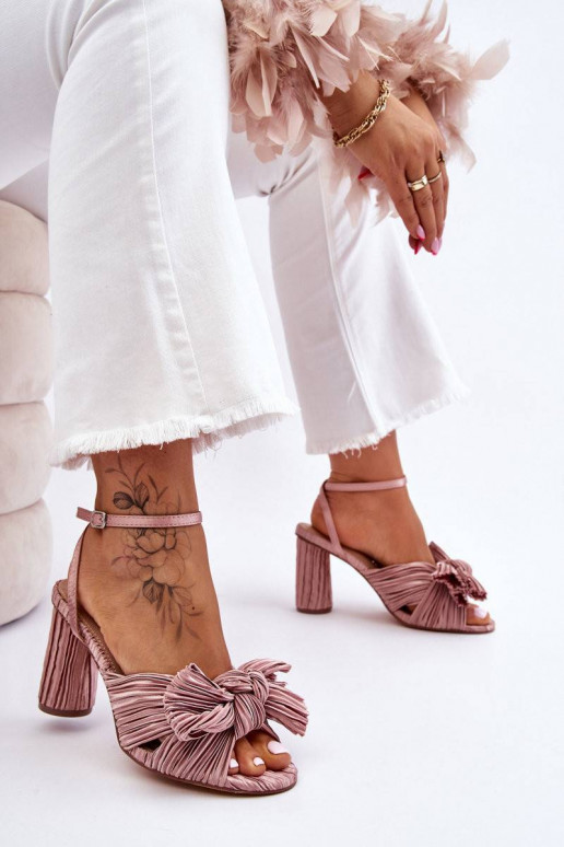 Smėlio spalvos aukštakulniai bateliai...