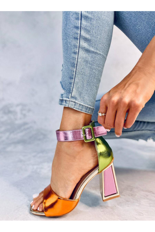 Spalvoti aukštakulniai bateliai...