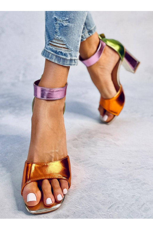 Spalvoti aukštakulniai bateliai...