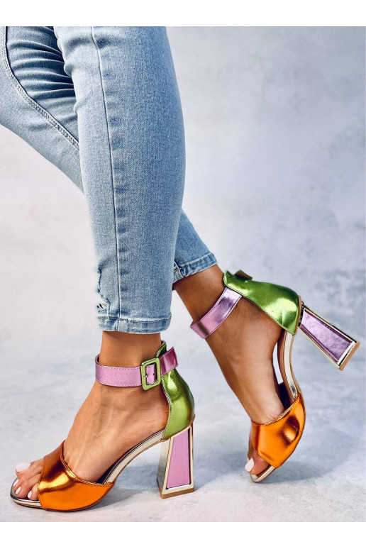 Spalvoti aukštakulniai bateliai...