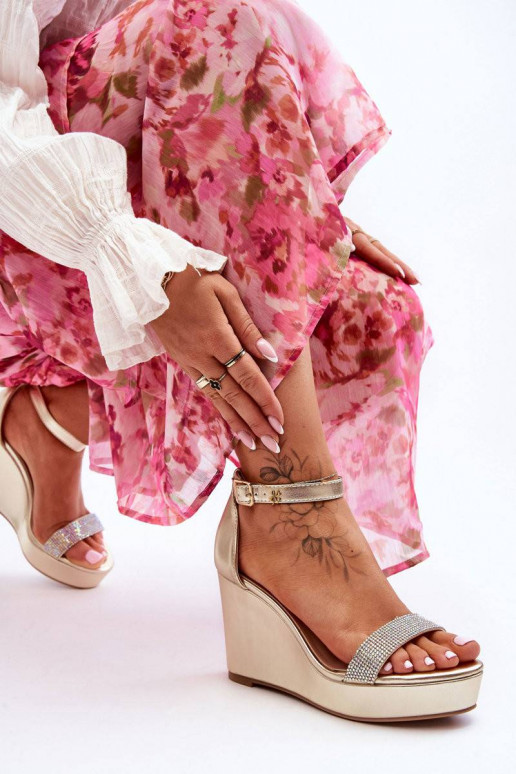 Aukso spalvos basutės Arwen su platforma