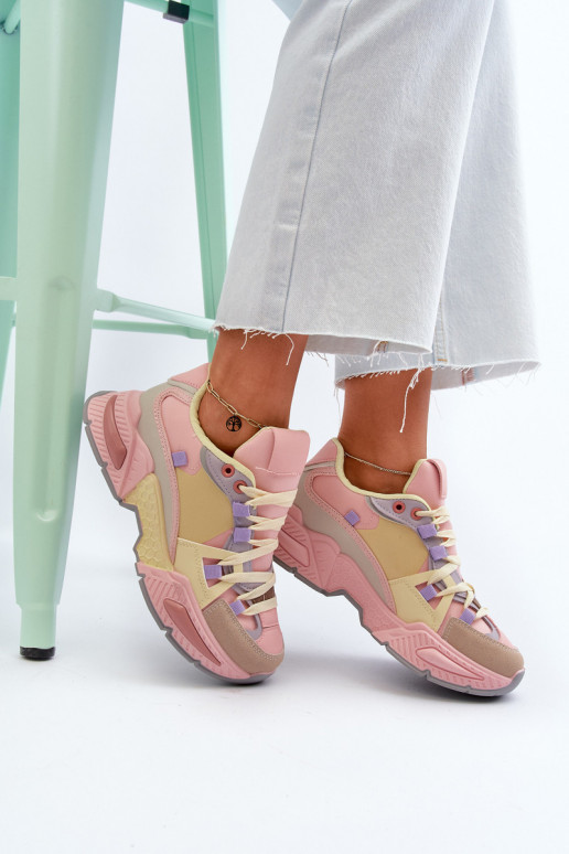 Snekersy batai su masyviu padu...