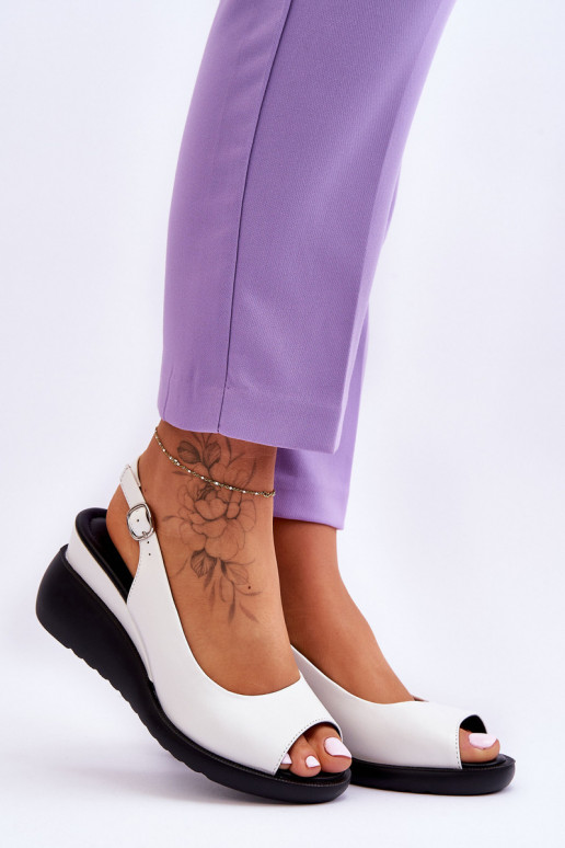 Baltos spalvos basutės Sergio Leone...